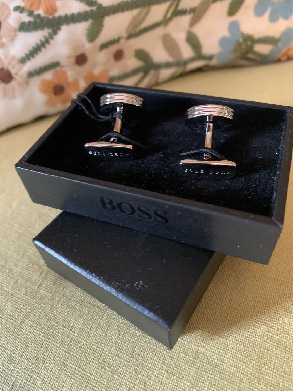 HUGO BOSS Mens Round Black Carbon Fiber Cufflinks with Silver Trim- NEW IN BOX - Picture 6 of 7
